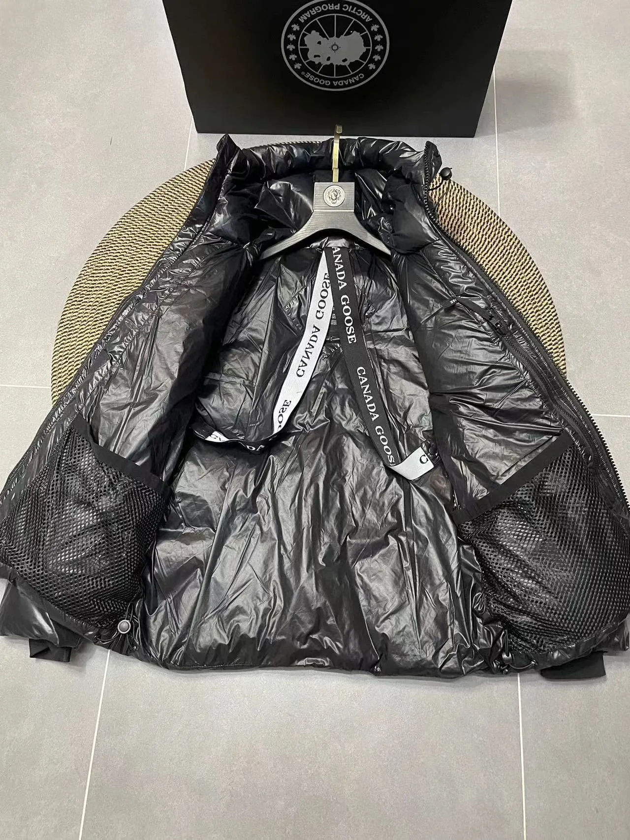 P780 Black Black Label Top Version 𝘾𝘼𝙉𝘼𝘿𝘼 𝙂𝙊𝙊𝙎𝙀/Canada Goose 2023 Limited New Crofton Puff Down Jacket Pure Guangzhou Inspection 95 White Duck Down Filling‼  Top version, ceiling level‼ Crofton soft bread, the latest style in 2023, has a cold protection effect of up to level 4. It is made of recycled Feather-Light tear-resistant fabric. It is ultra-light and has no weight on the upper body at all! The unique black label highlights your temperament‼  Canada Goose, a Canadian brand, has always been recognized as the warmest down jacket. Various Instagram celebrities, Internet celebrities, and celebrities often wear it for street photos. I do Canada Goose every year, but I still can’t get rid of my love for geese. No matter how cold the winter is, there is no need to be afraid, because there are geese! Filled with 80% white duck down, Canada Goose is the legendary warmest down jacket and is known as a must-have for Arctic outdoor sports! The most popular down jacket in the world, celebrities are rushing to buy it, it is a must-have! Same style for men and women Size: S-XXL